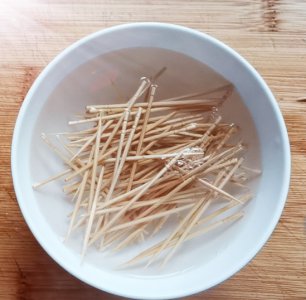 ​牙签牛肉的做法 家常（家常简单版牙签牛肉，口感鲜嫩，回味无穷）