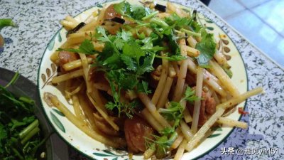 ​炒笋怎么炒最好吃？竹笋加烤肠，味道鲜美，脆嫩可口