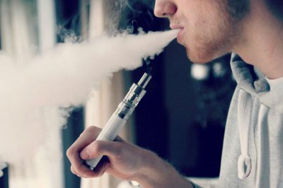 ​电子烟和香烟的危害哪个大(研究发现电子烟可引起心律失常 可能“比传统香烟更