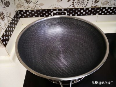 ​铁锅如何开锅正确方法视频（大厨教你正确开锅，新锅寿命长，炒菜不粘更省油）