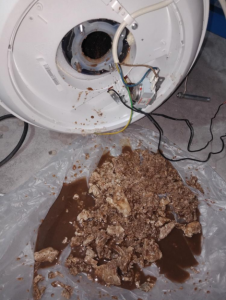 ​怎样清理热水器胆内的污垢(热水器不清理水箱里全是污垢，细菌滋长几千倍，教你