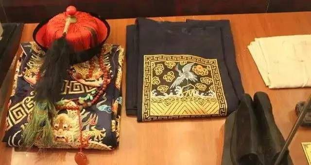清朝官员帽上的珠子是什么材质?不同官职的顶珠有何不同?