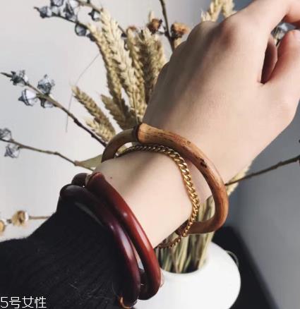 鸡血藤手镯有什么功效？鸡血藤手镯佩戴的好处