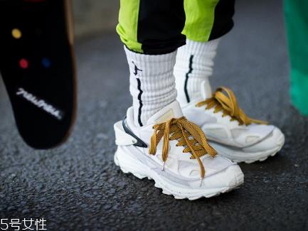 运动鞋洗完发臭怎么办？鞋子洗完一定要晒干