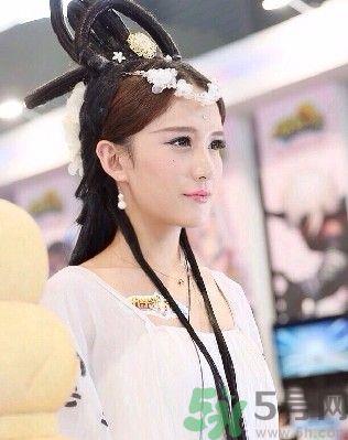 陕西最美妈妈是谁？陕西最美妈妈当街哺乳被弃女婴是怎么回事？