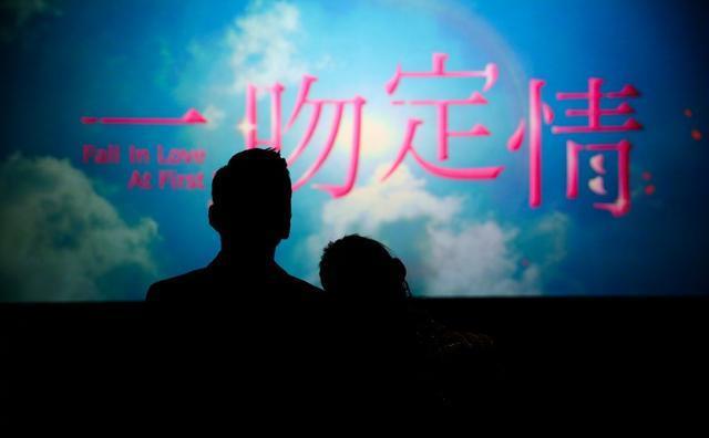 《一吻定情》2天票房破亿，四部爱情片显得一枝独秀，比想象中好
