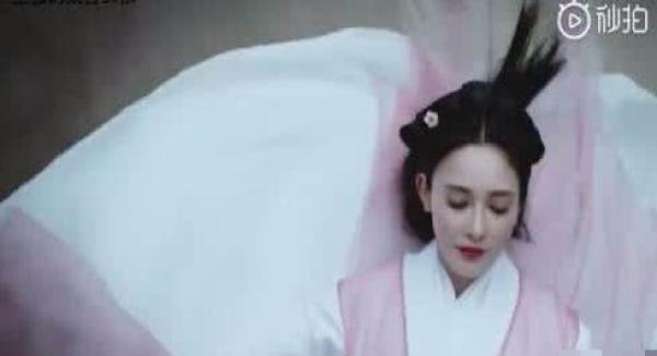 《东宫》小枫自刎死在了两军阵前，李承鄞哭着说她只是回了西洲
