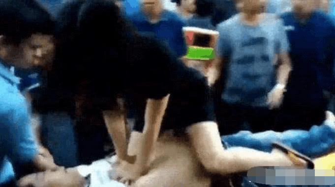 女护士街边救人，被骂姿势风骚，网友：你没资格评论