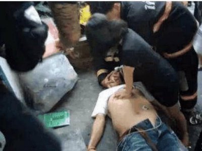 ​女护士街边救人，被骂姿势风骚，网友：你没资格评论