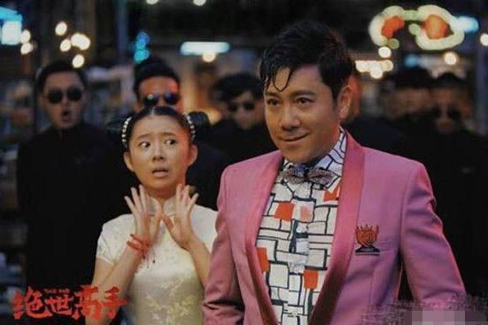 人气演员何蓝逗拍短视频出道，曾和吴秀波传绯闻，两人是什么关系？