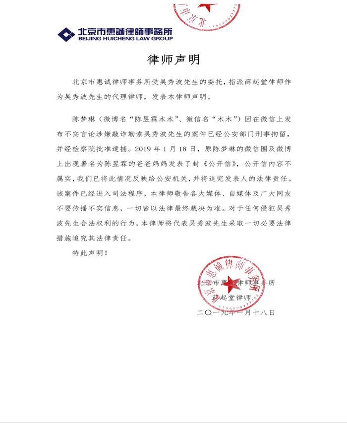 吴秀波近照曝光：在上海忙于拍戏，头发花白很沧桑