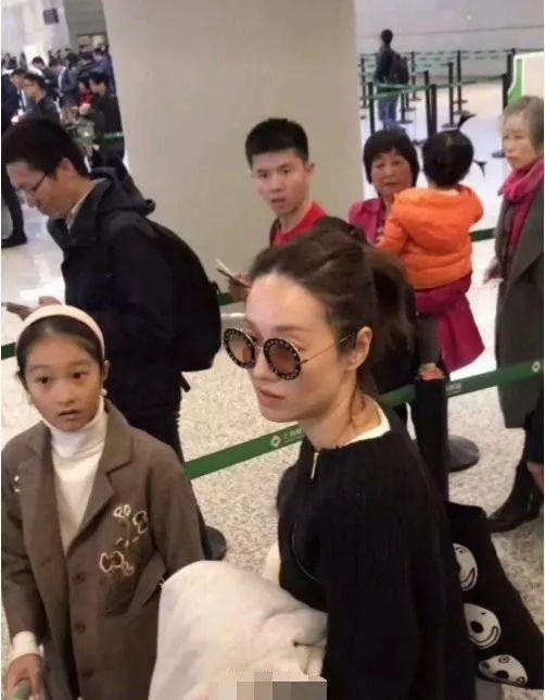 42岁马伊琍越来越美，大女儿近照曝光，网友：这不是关晓彤吗？