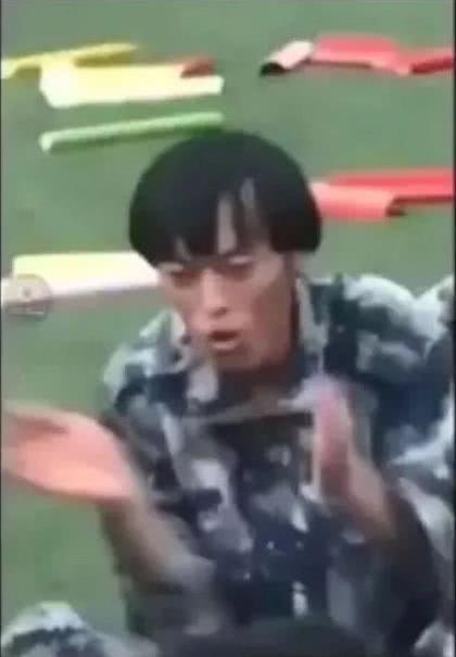 快手牌牌琦早年照曝光,网友只看到他的发型!也只有小伊伊会要