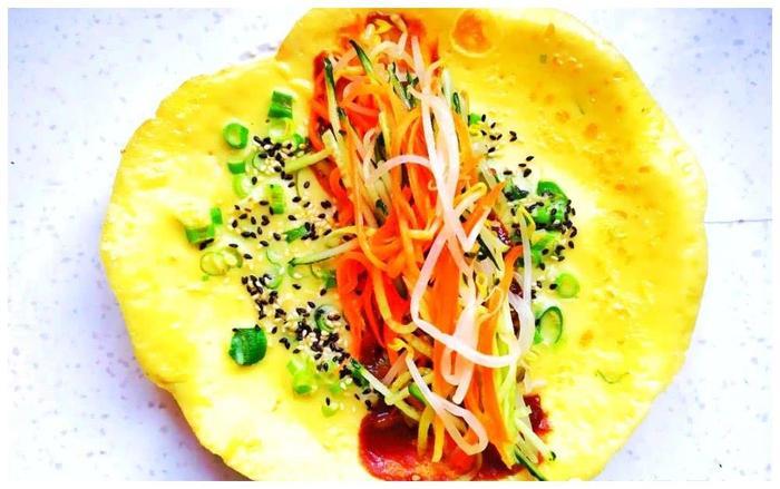 孩子开学早餐不知吃什么？小厨教你做一道鸡蛋饼卷菜，好吃又营养