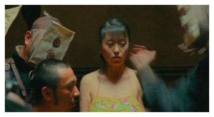 《让子弹飞》中被“扯飞肚兜”的女演员，火了之后，她现在如何了