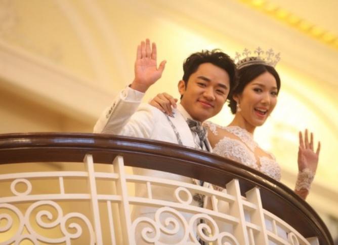 李亚男晒女儿多张正面照，双眼皮抢镜，模样不像父母却像奶奶？