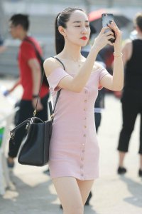 ​街拍：黄色包臂裙显得身材曲线顺滑