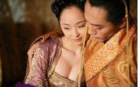 还记得《满城尽带黄金甲》宫女低胸造型吗？