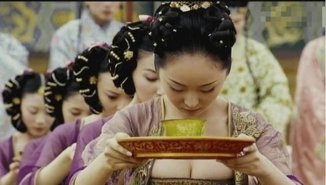 还记得《满城尽带黄金甲》宫女低胸造型吗？