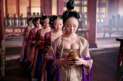 ​还记得《满城尽带黄金甲》宫女低胸造型吗？