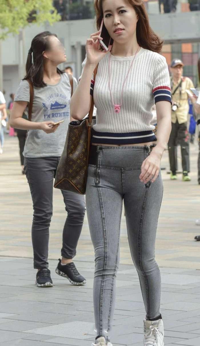 街拍: 蜜桃臀牛仔裤盛行, 每个女生都穿了自己独特的味道