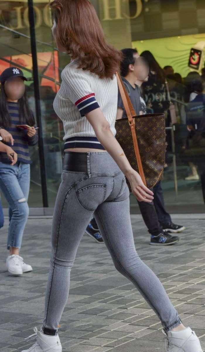 街拍: 蜜桃臀牛仔裤盛行, 每个女生都穿了自己独特的味道