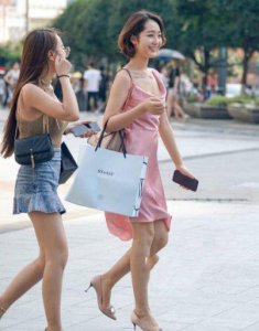 ​街拍高跟鞋美女，穿这么高的鞋逛街不累吗？