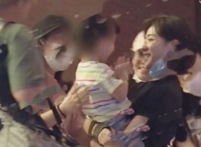 ​万茜和黄发男子手牵手很亲密，3岁女儿罕曝光，曾坚持不婚不生子