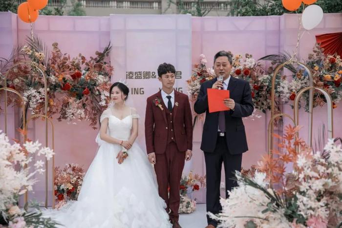 90后姑娘从小由爷爷养大，13岁扛起全家重担，如今带着爷爷出嫁