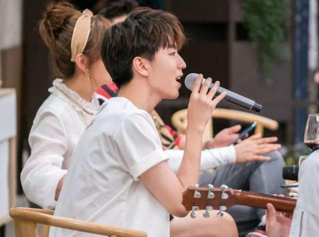 他是Tfboys的队长，一直承受着巨大压力，现逆风翻盘获众人尊敬