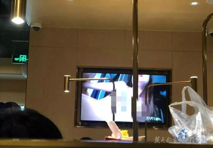 海底捞又“出事了”！某店电视上突然播放大尺度视频！工作人员说…