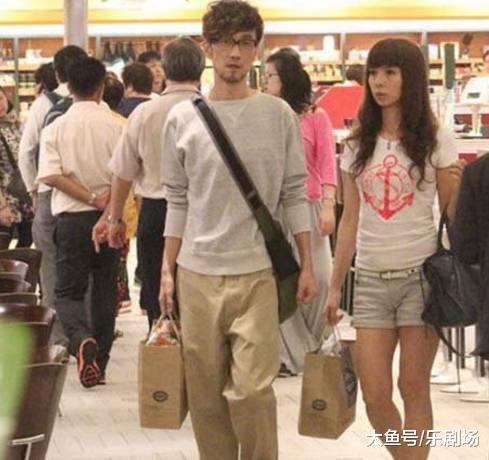 周传雄和妻子近照曝光, 因病瘦成“纸片人”, 网友: 好心疼小刚