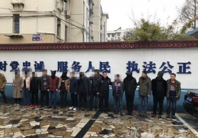 ​女大学生校园欠贷，被逼拍裸照