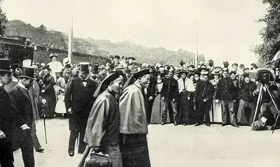 ​清朝刑场罕见照片:犯人面露凶光,像狗一样被牵着,刽子手瘦弱不堪