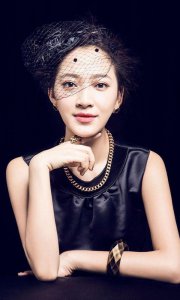 ​聂远妻子秦子越：嫁给离异的偶像，活得比朱丹卑微，她却乐在其中