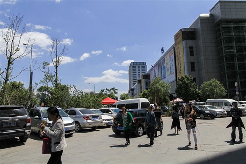 昆明新螺蛳湾商贸城 东南亚最大的批发零售市场