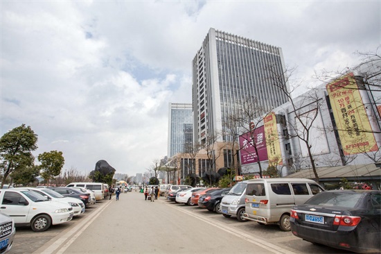 昆明新螺蛳湾商贸城 东南亚最大的批发零售市场