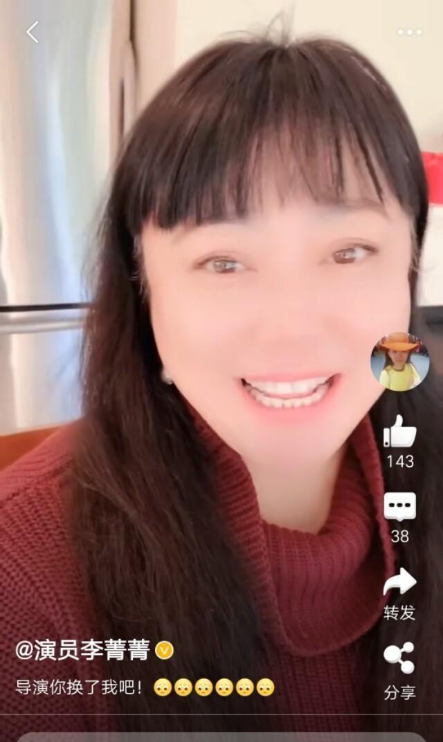 连续4年陪女儿到国外念书，“农村媳妇”李菁菁如今49岁直播卖货