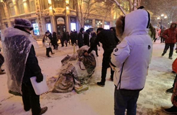暴风雪中的老人，为什么住进了塑料袋？背后的真相让人心酸愤怒
