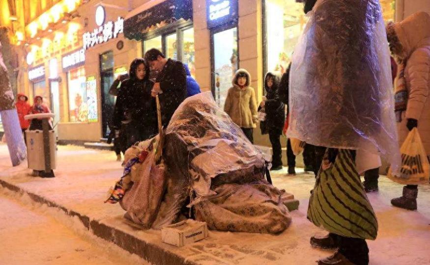 暴风雪中的老人，为什么住进了塑料袋？背后的真相让人心酸愤怒