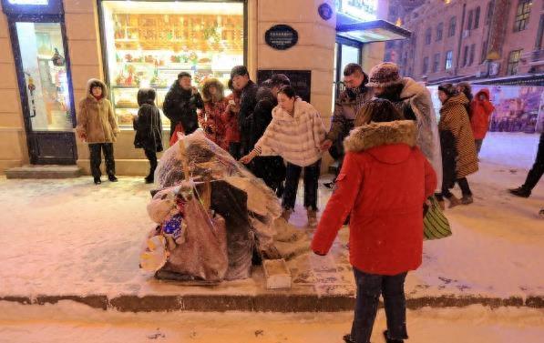 暴风雪中的老人，为什么住进了塑料袋？背后的真相让人心酸愤怒