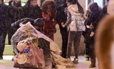 ​暴风雪中的老人，为什么住进了塑料袋？背后的真相让人心酸愤怒