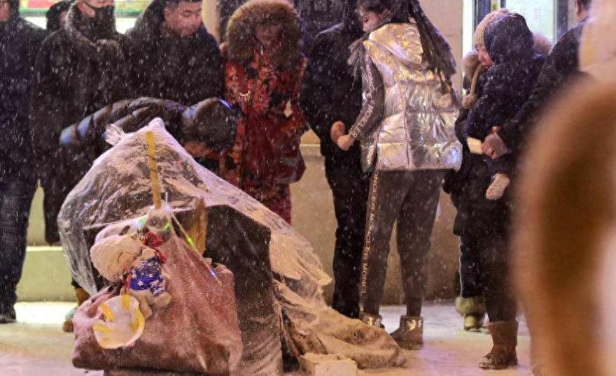暴风雪中的老人，为什么住进了塑料袋？背后的真相让人心酸愤怒