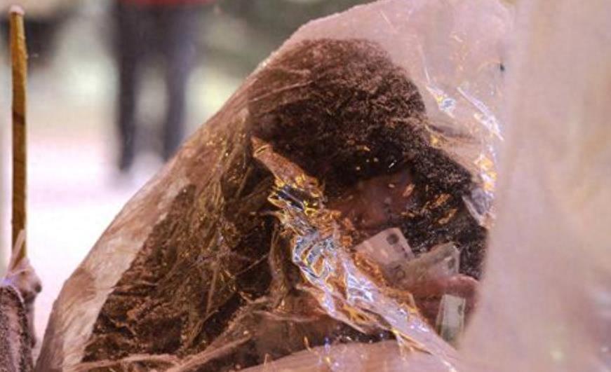 暴风雪中的老人，为什么住进了塑料袋？背后的真相让人心酸愤怒