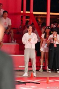 ​李现与贾玲同为湖北老乡首次亮相米兰秀场，贾玲从容自然尽显风采